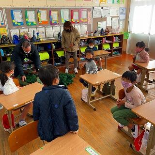 大きな袋から何やら出てきましたよ。