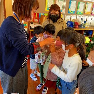 先生から飾りをもらって…