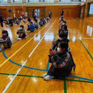 拍手でたたえます