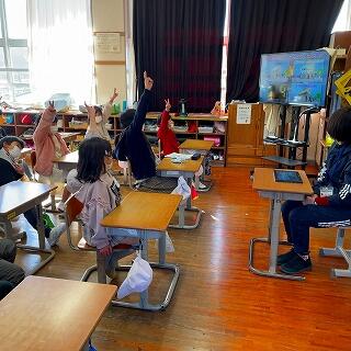 動画のクイズに答えます