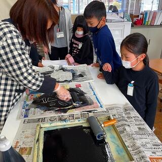 顔が取れないように慎重に…