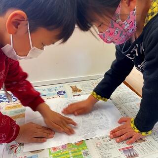 紙をのせて、手でスリスリ…