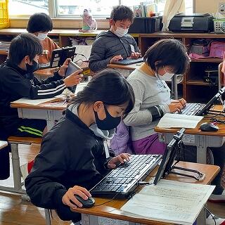 学習の風景も変わりましたね…