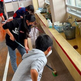 手洗い場の下も、磨くと汚れが出てきます