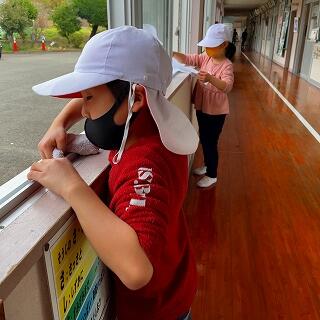 細かいところも指先を使って…