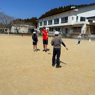 こうやってげんこつでボールをはじくよ。