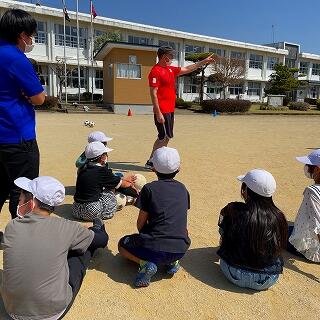 ゴールに入れたら６点入るよ。