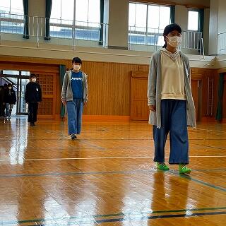 前の人との間隔を意識します。