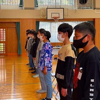 背筋を伸ばして立ちます