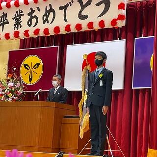 ステージの上で一段と大きく見えます