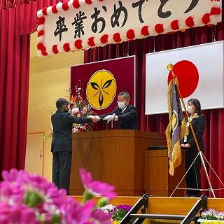 立派な態度で証書を受け取りました