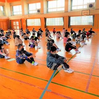 始まるまで黙想で待ちます。