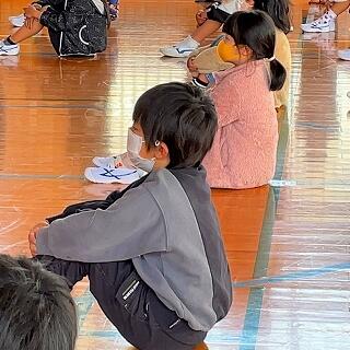 よい姿勢で最後まで話を聞くことができました。