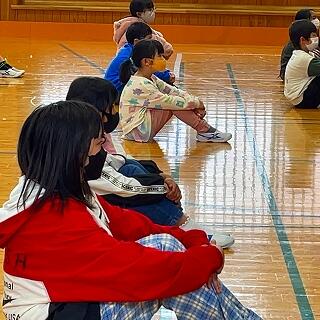 子どもたちも真剣にお話を聞きます。
