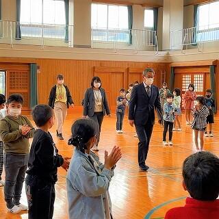 歓迎の拍手でお出迎え