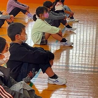 相手をしっかり見て聞けています。