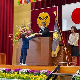 背伸びして受け取ります