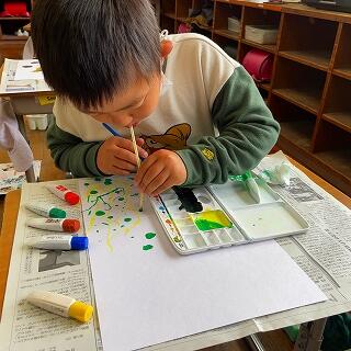 ストローで息を絵の具に吹きかけると…