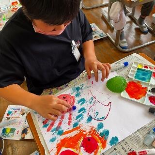 絵の具のついたビー玉を転がしてみます