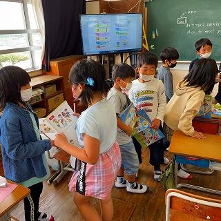 あいさつをたくさん交わしてサインを集めよう！