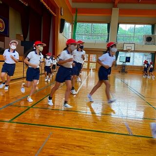 スピードを合わせてかけ足です