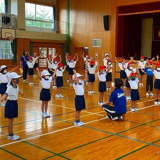 腕を大きく上げて、背伸びの運動から～