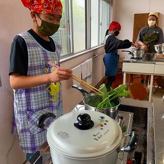 根元から先にお湯に入れます