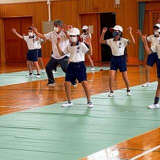 いっしょに踊りながら教えてくださいます