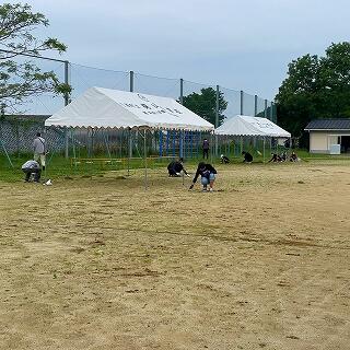 グラウンドの中も草が伸びてきています。