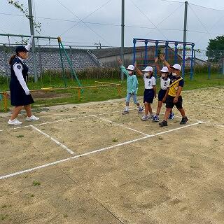 しっかり手を挙げてわたりますよ