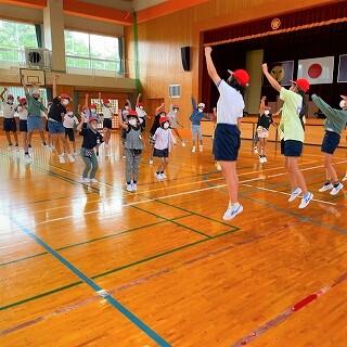 飛び上がって応援です
