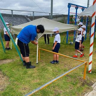 待機場所に簡易テントを設置します