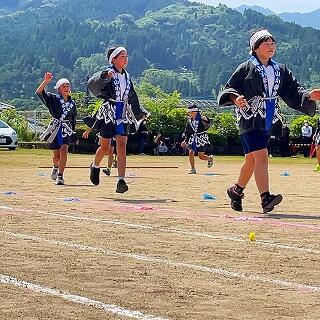 軽快に踊ります