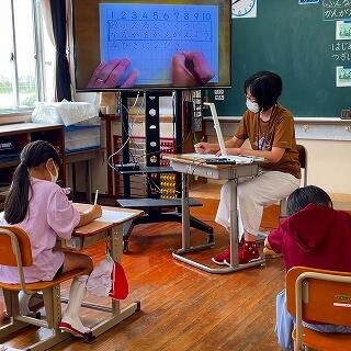 先生のお手本がモニターに映されます