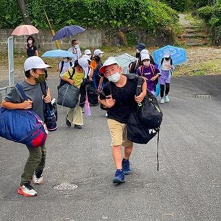 でっかい荷物が重そう…