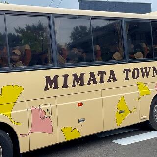 おや？頭が窓にくっついてるぞ