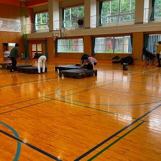 ステージを中央に設置しました。