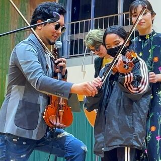 バイオリンの演奏の仕方を教えてくださいました。