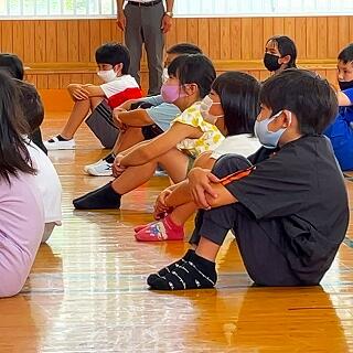 真剣に話を聞いています