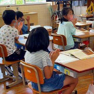 友達の発表に拍手をしたり…