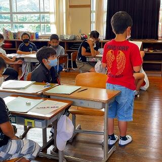 友達の考えをよく聞いています。