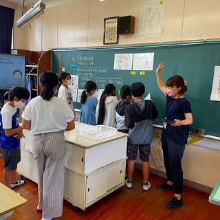 それぞれの考えを黒板に書きます