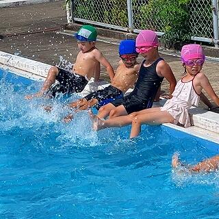 足でバチャバチャー！