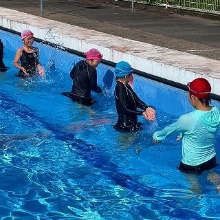 お互いに水を掛け合いましょう