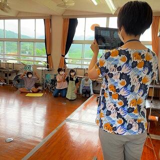 みなさん緊張していま…せんね。