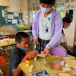 押さえとくから、釘を打って！
