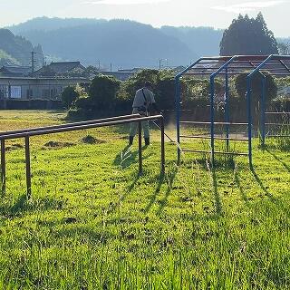 刈払い機で草を短く刈ります。