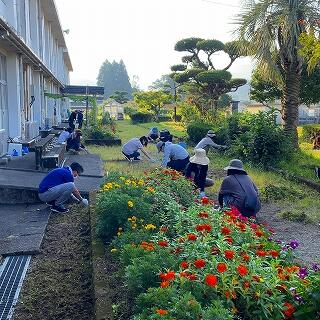 花壇のまわりもスッキリしました。