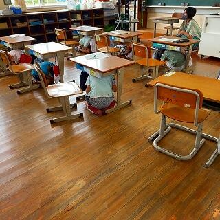 机の下にしっかり隠れられました。