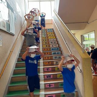 頭を守りながら避難します。